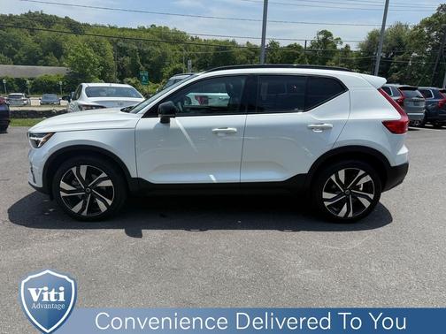 2024 Volvo XC40 B5 Plus Dark Theme