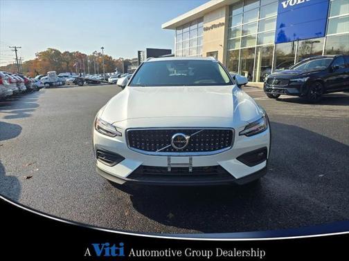 2025 Volvo V60 Cross Country B5 Plus