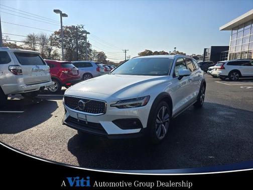 2025 Volvo V60 Cross Country B5 Plus
