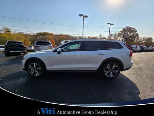 2025 Volvo V60 Cross Country B5 Plus