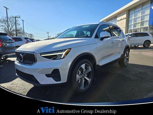 2025 Volvo XC40 B5 Core Bright Theme