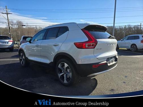 2025 Volvo XC40 B5 Core Bright Theme