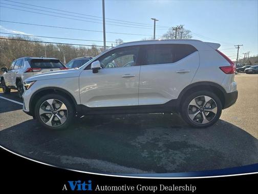 2025 Volvo XC40 B5 Core Bright Theme