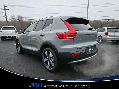 2025 Volvo XC40 B5 Core Bright Theme