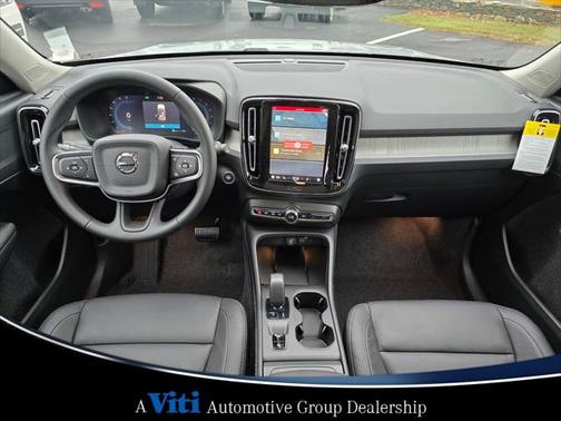 2025 Volvo XC40 B5 Core Bright Theme
