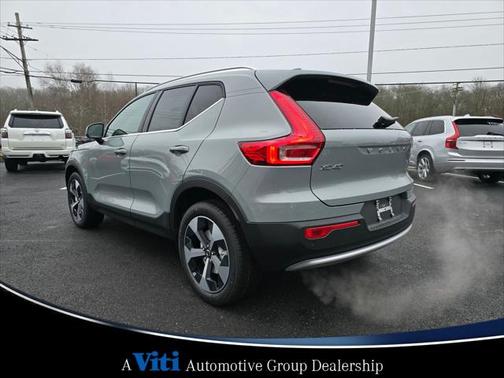 2025 Volvo XC40 B5 Core Bright Theme