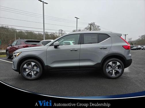 2025 Volvo XC40 B5 Core Bright Theme