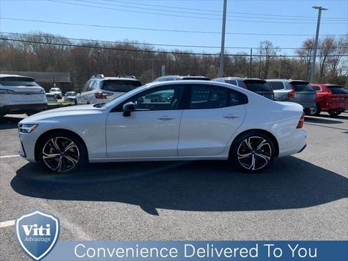 2024 Volvo S60 B5 Plus Dark Theme