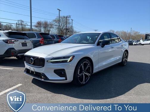 2024 Volvo S60 B5 Plus Dark Theme