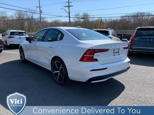 2024 Volvo S60 B5 Plus Dark Theme