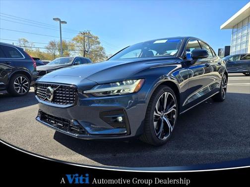 2024 Volvo S60 B5 Plus Dark Theme