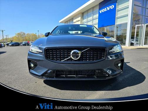 2024 Volvo S60 B5 Plus Dark Theme