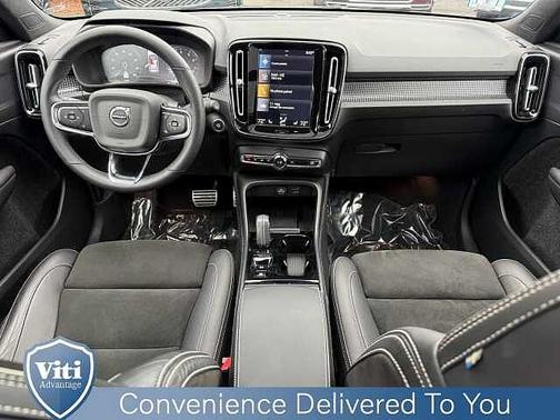 2022 Volvo XC40 R-Design