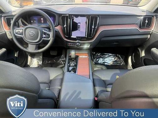 Silver Dawn 2023 Volvo XC60 Plus