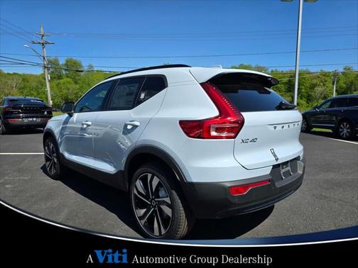 2024 Volvo XC40 B5 Plus Dark Theme