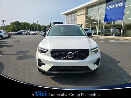 2025 Volvo XC40 B5 Ultra Dark Theme