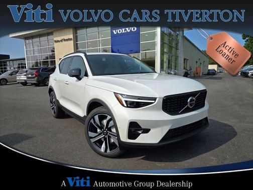 2025 Volvo XC40 B5 Ultra Dark Theme