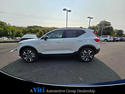2025 Volvo XC40 B5 Ultra Dark Theme