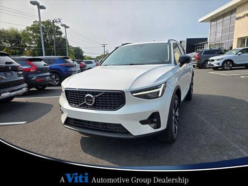 2025 Volvo XC40 B5 Ultra Dark Theme
