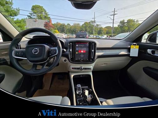 2025 Volvo XC40 B5 Ultra Dark Theme