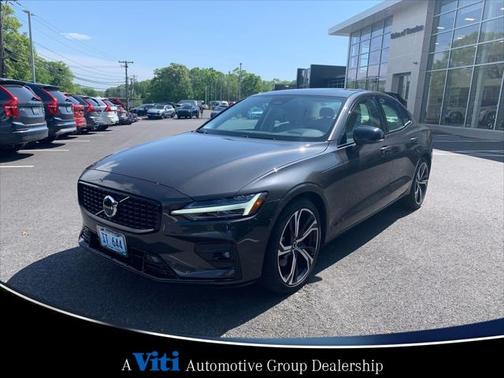 2024 Volvo S60 B5 Plus Dark Theme