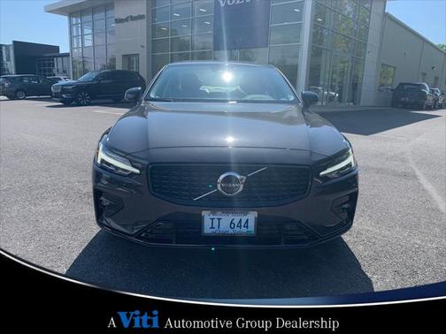 2024 Volvo S60 B5 Plus Dark Theme