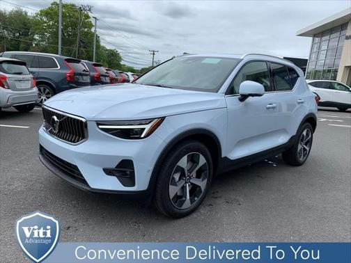2025 Volvo XC40 B5 Plus Bright Theme