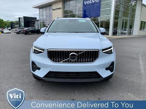 2025 Volvo XC40 B5 Plus Bright Theme