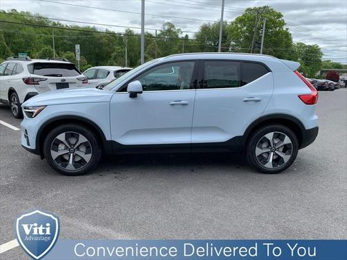 2025 Volvo XC40 B5 Plus Bright Theme