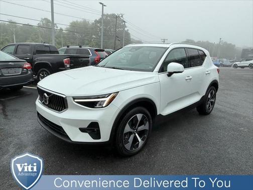 2023 Volvo XC40 B5 Plus Bright Theme