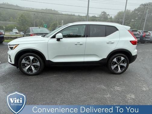 2023 Volvo XC40 B5 Plus Bright Theme