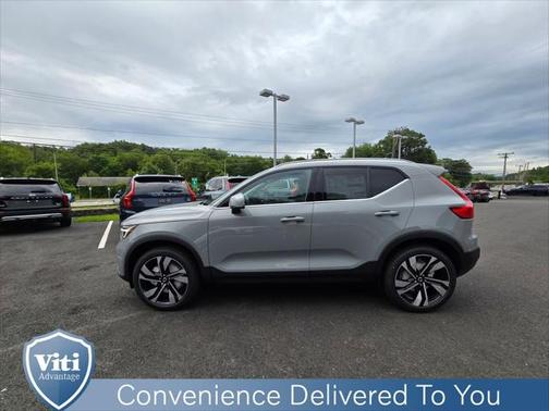 2025 Volvo XC40 B5 Plus Bright Theme