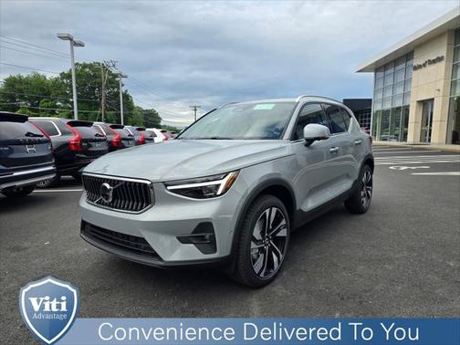 2025 Volvo XC40 B5 Plus Bright Theme