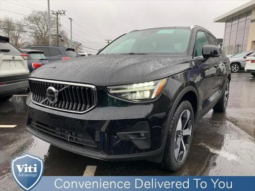 2025 Volvo XC40 B5 Plus Bright Theme