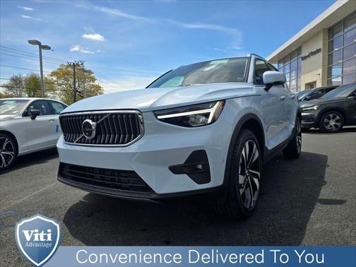 2024 Volvo XC40 B5 Plus Bright Theme