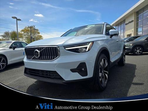 2024 Volvo XC40 B5 Plus Bright Theme