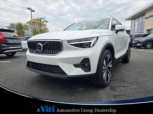 2024 Volvo XC40 B5 Ultimate Bright Theme