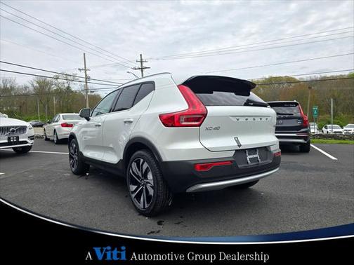 2024 Volvo XC40 B5 Ultimate Bright Theme