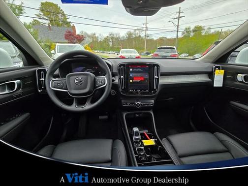 2024 Volvo XC40 B5 Ultimate Bright Theme