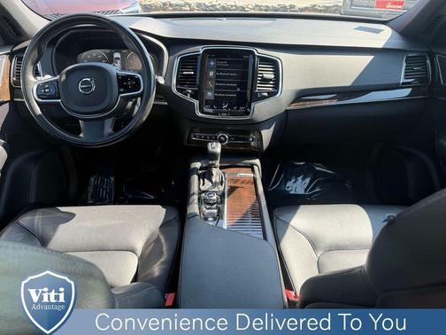 2017 Volvo XC90 T6 Momentum