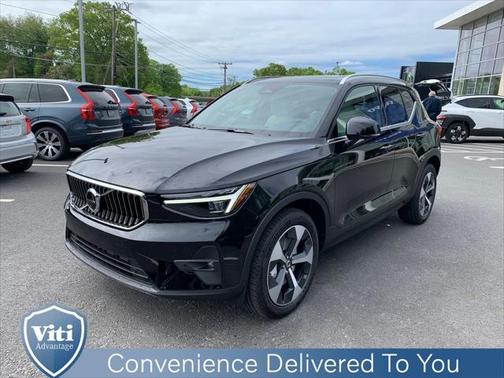 2025 Volvo XC40 B5 Plus Bright Theme