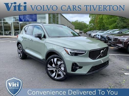 2025 Volvo XC40 B5 Plus Dark Theme