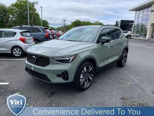 2025 Volvo XC40 B5 Plus Dark Theme