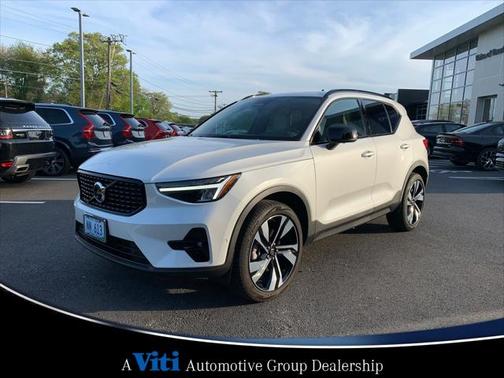 2024 Volvo XC40 B5 Plus Dark Theme