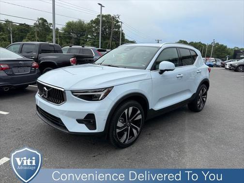 2024 Volvo XC40 B5 Ultimate Bright Theme