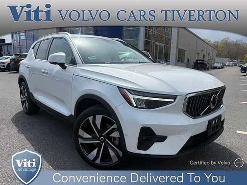 Crystal White 2024 Volvo XC40 Plus