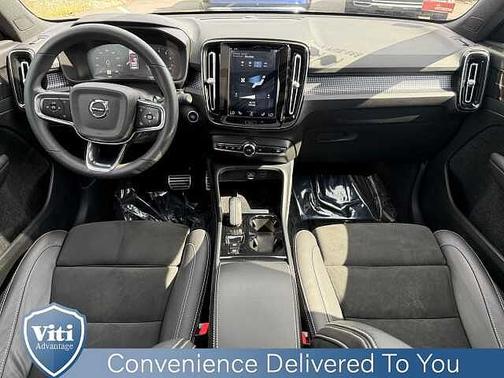 2022 Volvo XC40 R-Design