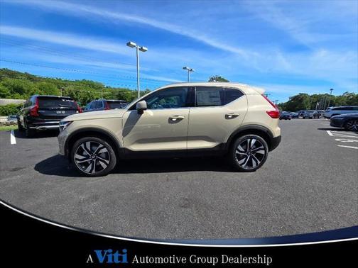 2025 Volvo XC40 B5 Plus Bright Theme
