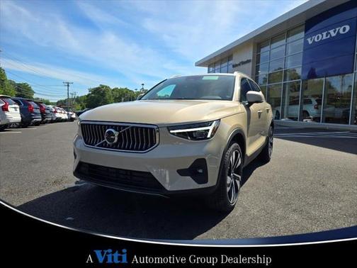 2025 Volvo XC40 B5 Plus Bright Theme