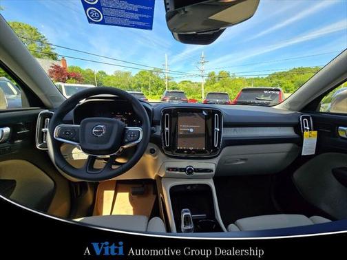 2025 Volvo XC40 B5 Plus Bright Theme